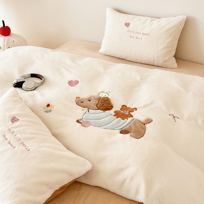 91家纺网 家纺一手货源 找家纺 乐坊 2025新款300g高克重兔绒卡通贴布绣牛奶绒四件套冬季加厚保暖 熊熊腊肠狗