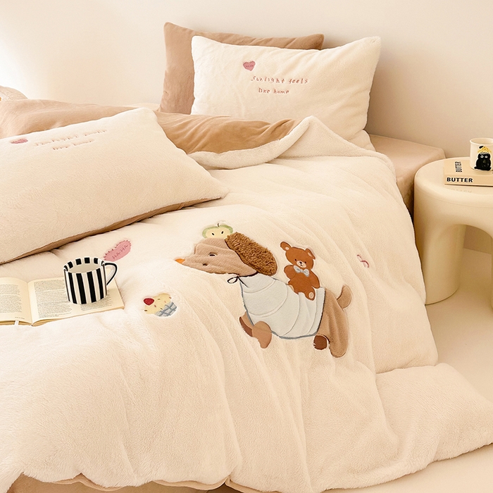 91家纺网 家纺一手货源 找家纺 乐坊 2025新款300g高克重兔绒卡通贴布绣牛奶绒四件套冬季加厚保暖 熊熊腊肠狗