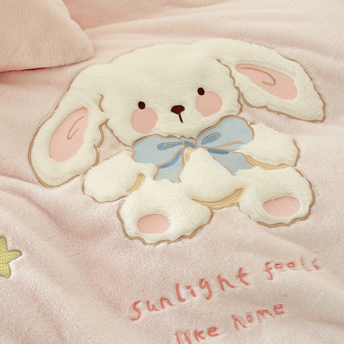 91家纺网 家纺一手货源 找家纺 乐坊 2025新款300g高克重兔绒卡通贴布绣牛奶绒四件套冬季加厚保暖 可爱兔兔