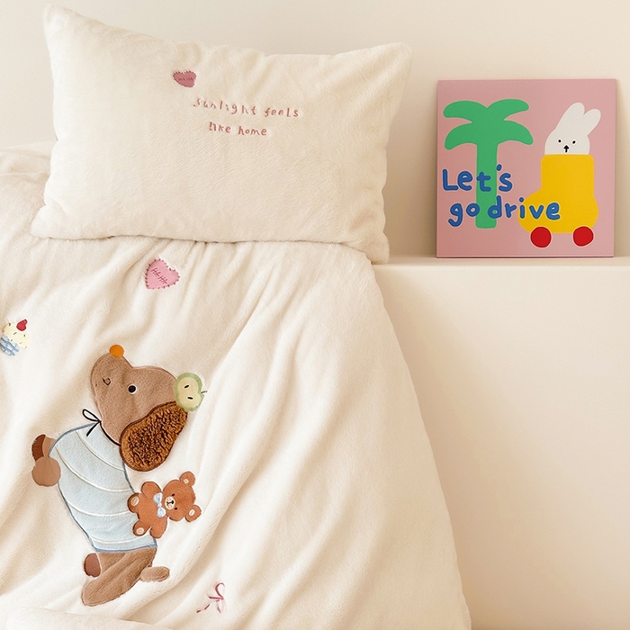 91家纺网 家纺一手货源 找家纺 乐坊 2025新款300g高克重兔绒卡通贴布绣牛奶绒四件套冬季加厚保暖 熊熊腊肠狗