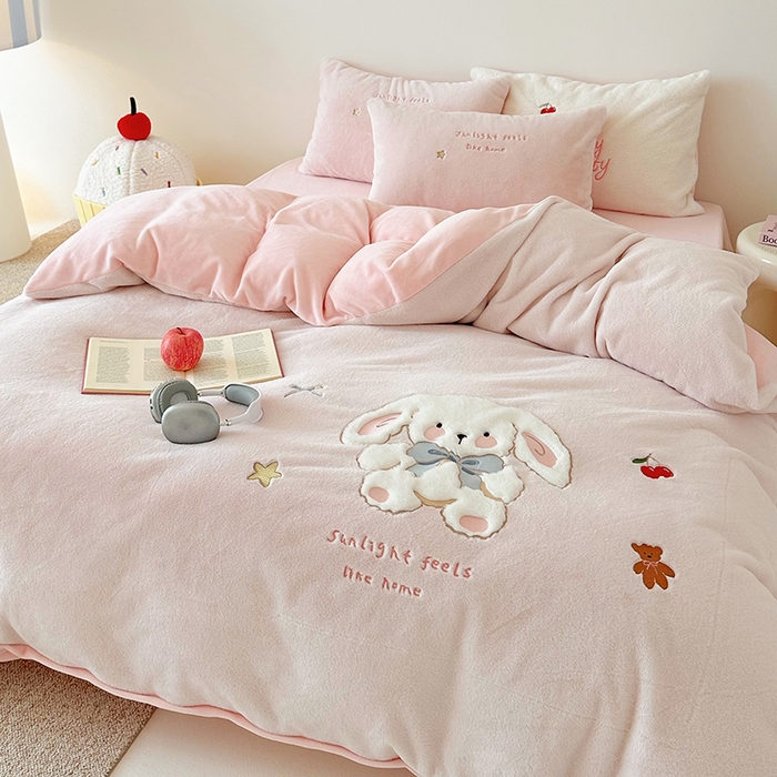 91家纺网 家纺一手货源 找家纺 乐坊 2025新款300g高克重兔绒卡通贴布绣牛奶绒四件套冬季加厚保暖 可爱兔兔