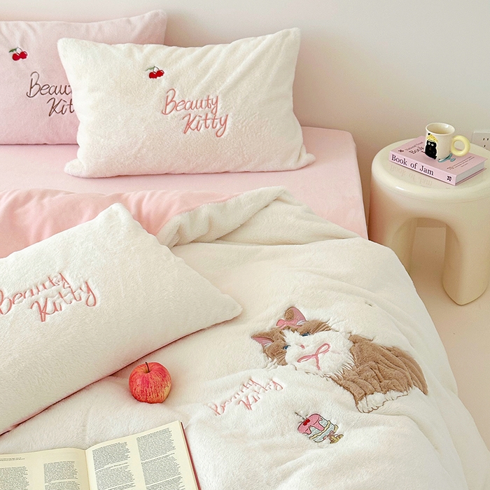 91家纺网 家纺一手货源 找家纺 乐坊 2025新款300g高克重兔绒卡通贴布绣牛奶绒四件套冬季加厚保暖 萌宠猫咪白粉