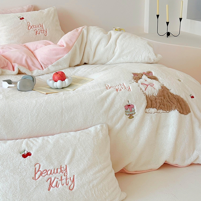 91家纺网 家纺一手货源 找家纺 乐坊 2025新款300g高克重兔绒卡通贴布绣牛奶绒四件套冬季加厚保暖 萌宠猫咪白粉