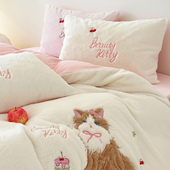 91家纺网 家纺一手货源 找家纺 乐坊 2025新款300g高克重兔绒卡通贴布绣牛奶绒四件套冬季加厚保暖 萌宠猫咪白粉