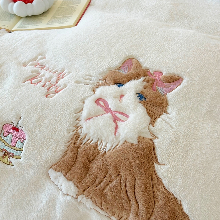 91家纺网 家纺一手货源 找家纺 乐坊 2025新款300g高克重兔绒卡通贴布绣牛奶绒四件套冬季加厚保暖 萌宠猫咪白粉