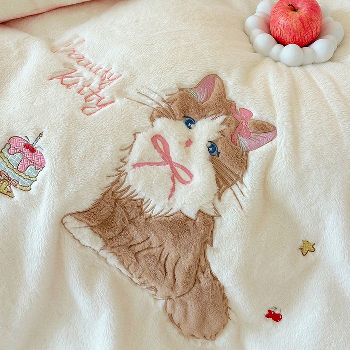 91家纺网 家纺一手货源 找家纺 乐坊 2025新款300g高克重兔绒卡通贴布绣牛奶绒四件套冬季加厚保暖 萌宠猫咪白粉