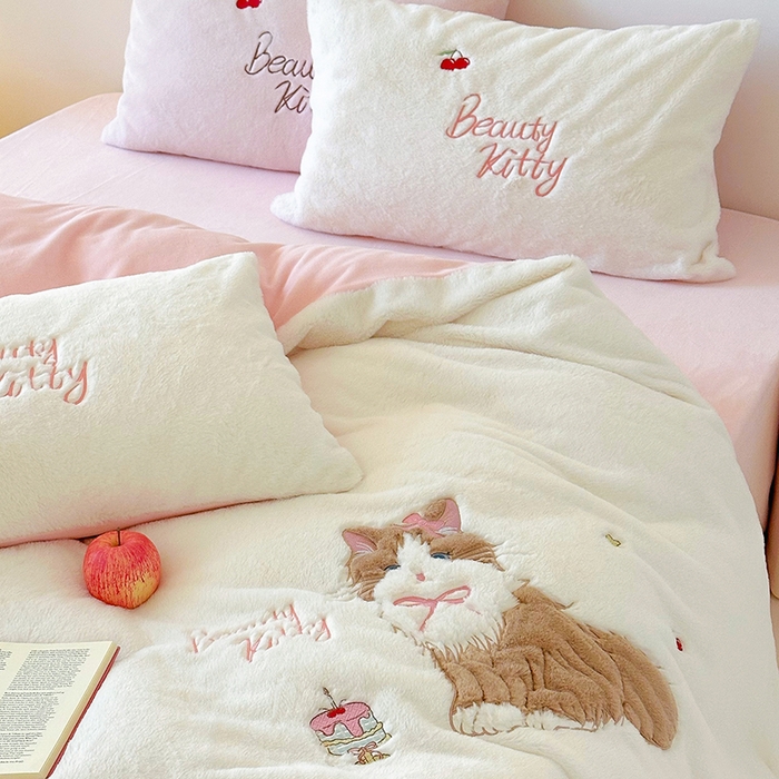 91家纺网 家纺一手货源 找家纺 乐坊 2025新款300g高克重兔绒卡通贴布绣牛奶绒四件套冬季加厚保暖 萌宠猫咪白粉