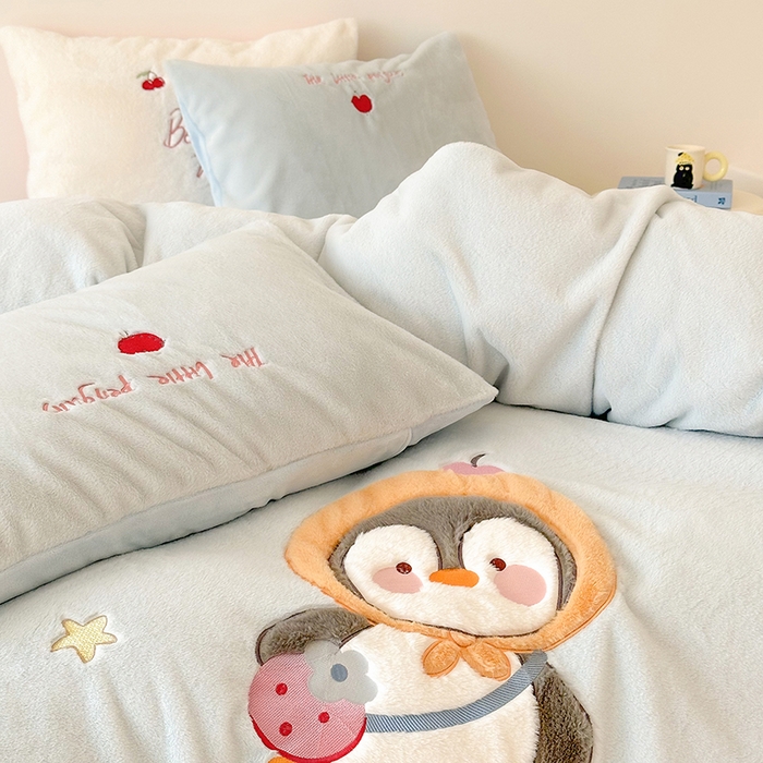 91家纺网 家纺一手货源 找家纺 乐坊 2025新款300g高克重兔绒卡通贴布绣牛奶绒四件套冬季加厚保暖 快乐企鹅