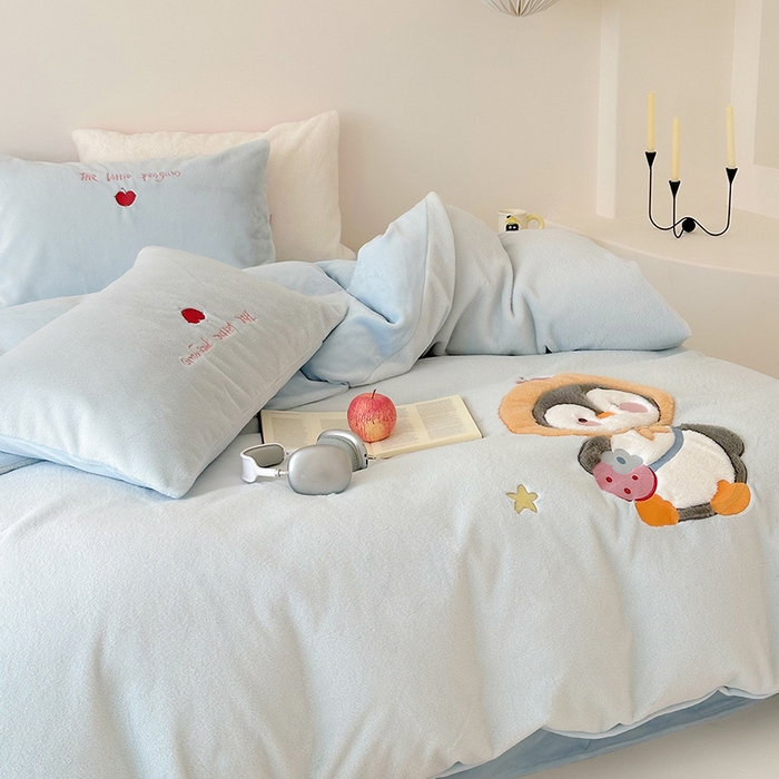 91家纺网 家纺一手货源 找家纺 乐坊 2025新款300g高克重兔绒卡通贴布绣牛奶绒四件套冬季加厚保暖 快乐企鹅