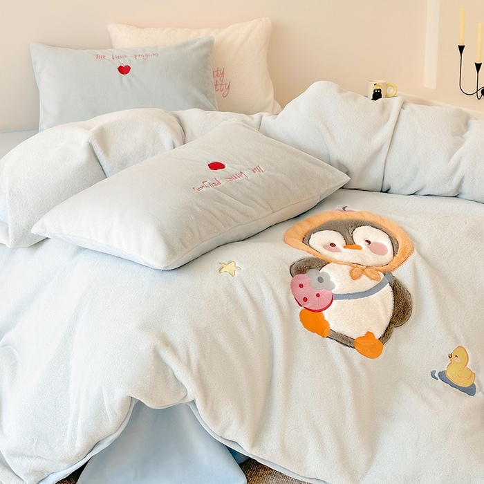 91家纺网 家纺一手货源 找家纺 乐坊 2025新款300g高克重兔绒卡通贴布绣牛奶绒四件套冬季加厚保暖 快乐企鹅