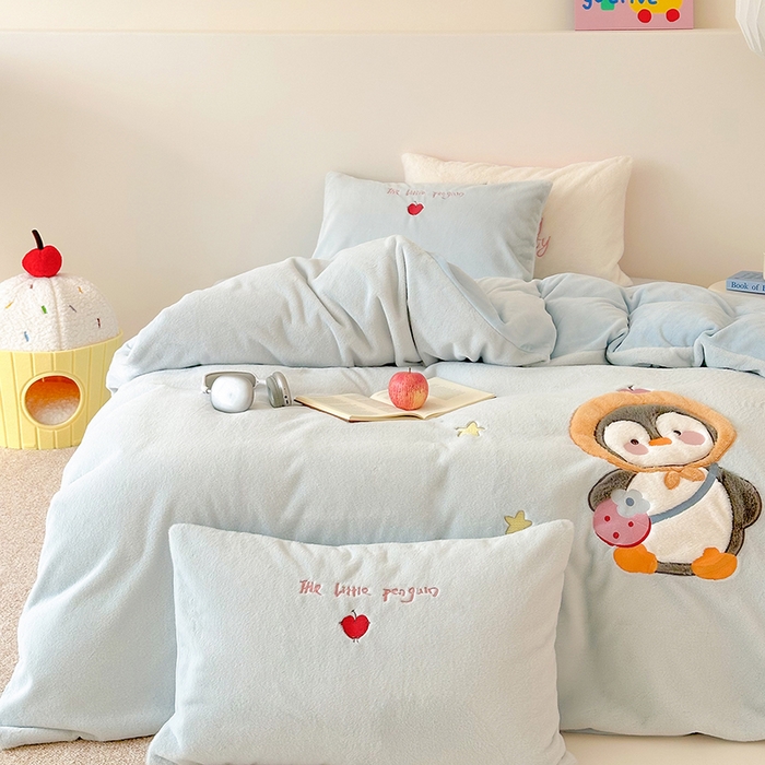 91家纺网 家纺一手货源 找家纺 乐坊 2025新款300g高克重兔绒卡通贴布绣牛奶绒四件套冬季加厚保暖 快乐企鹅