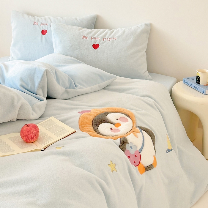 91家纺网 家纺一手货源 找家纺 乐坊 2025新款300g高克重兔绒卡通贴布绣牛奶绒四件套冬季加厚保暖 快乐企鹅