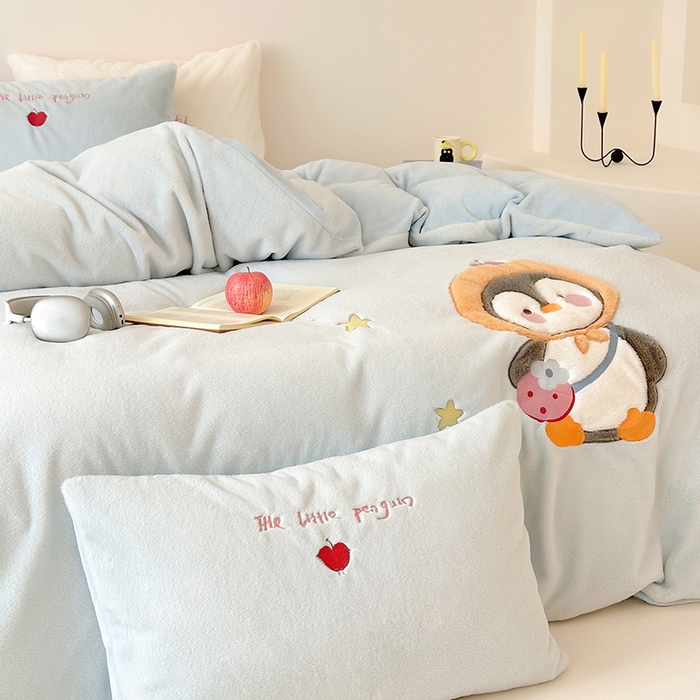 91家纺网 家纺一手货源 找家纺 乐坊 2025新款300g高克重兔绒卡通贴布绣牛奶绒四件套冬季加厚保暖 快乐企鹅