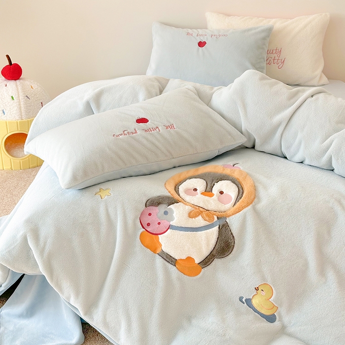 91家纺网 家纺一手货源 找家纺 乐坊 2025新款300g高克重兔绒卡通贴布绣牛奶绒四件套冬季加厚保暖 快乐企鹅
