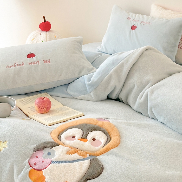 91家纺网 家纺一手货源 找家纺 乐坊 2025新款300g高克重兔绒卡通贴布绣牛奶绒四件套冬季加厚保暖 快乐企鹅