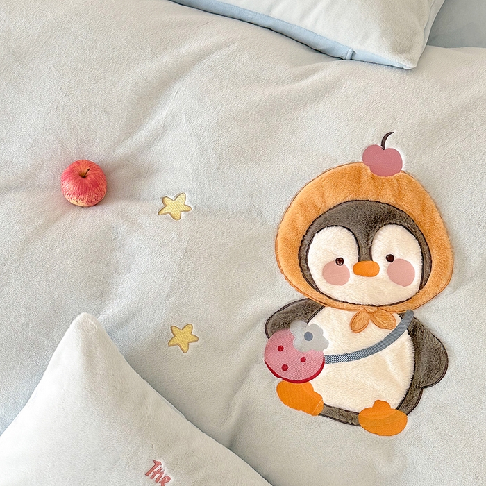91家纺网 家纺一手货源 找家纺 乐坊 2025新款300g高克重兔绒卡通贴布绣牛奶绒四件套冬季加厚保暖 快乐企鹅