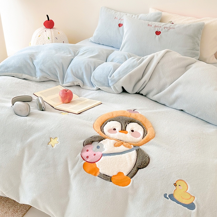 91家纺网 家纺一手货源 找家纺 乐坊 2025新款300g高克重兔绒卡通贴布绣牛奶绒四件套冬季加厚保暖 快乐企鹅