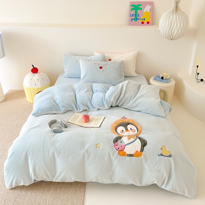 91家纺网 家纺一手货源 找家纺 乐坊 2025新款300g高克重兔绒卡通贴布绣牛奶绒四件套冬季加厚保暖 快乐企鹅