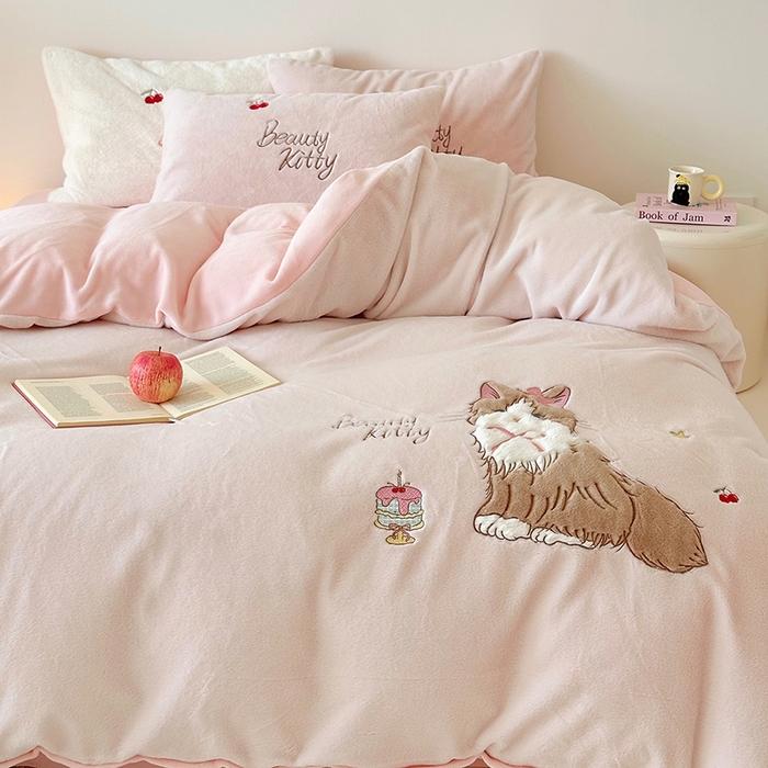 91家纺网 家纺一手货源 找家纺 乐坊 2025新款300g高克重兔绒卡通贴布绣牛奶绒四件套冬季加厚保暖 萌宠猫咪粉