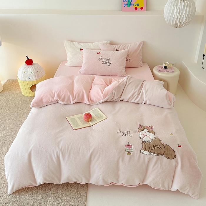 91家纺网 家纺一手货源 找家纺 乐坊 2025新款300g高克重兔绒卡通贴布绣牛奶绒四件套冬季加厚保暖 萌宠猫咪粉