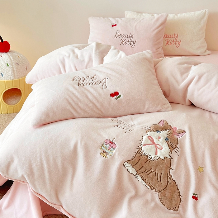 91家纺网 家纺一手货源 找家纺 乐坊 2025新款300g高克重兔绒卡通贴布绣牛奶绒四件套冬季加厚保暖 萌宠猫咪粉