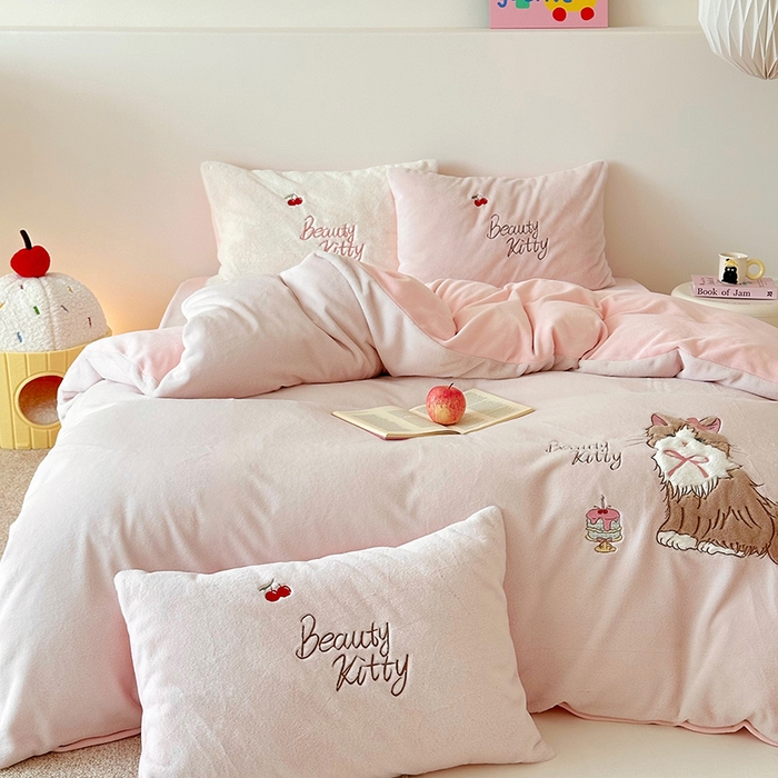 91家纺网 家纺一手货源 找家纺 乐坊 2025新款300g高克重兔绒卡通贴布绣牛奶绒四件套冬季加厚保暖 萌宠猫咪粉