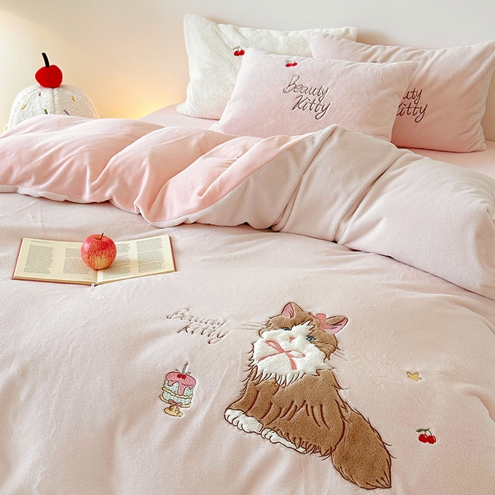 91家纺网 家纺一手货源 找家纺 乐坊 2025新款300g高克重兔绒卡通贴布绣牛奶绒四件套冬季加厚保暖 萌宠猫咪粉