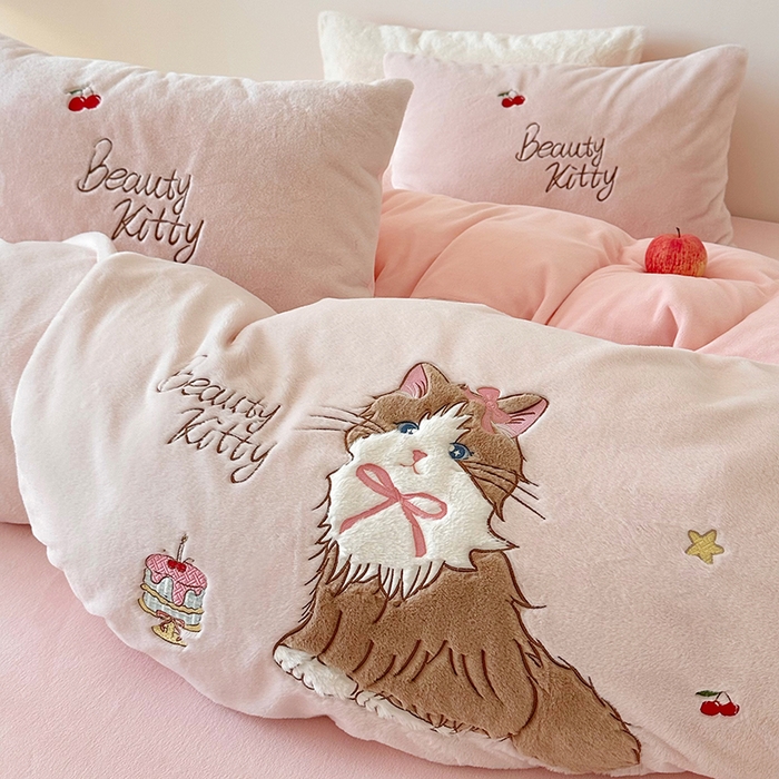 91家纺网 家纺一手货源 找家纺 乐坊 2025新款300g高克重兔绒卡通贴布绣牛奶绒四件套冬季加厚保暖 萌宠猫咪粉