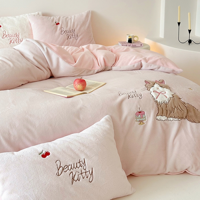 91家纺网 家纺一手货源 找家纺 乐坊 2025新款300g高克重兔绒卡通贴布绣牛奶绒四件套冬季加厚保暖 萌宠猫咪粉