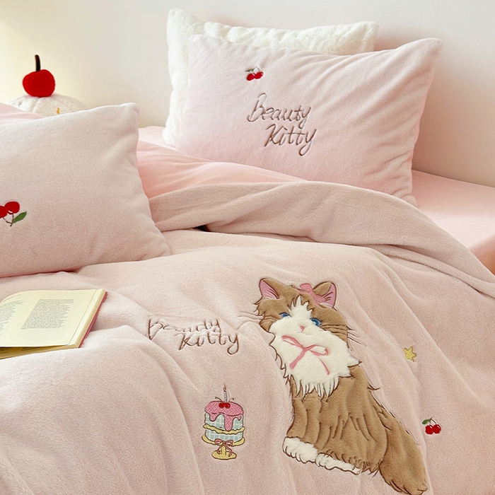 91家纺网 家纺一手货源 找家纺 乐坊 2025新款300g高克重兔绒卡通贴布绣牛奶绒四件套冬季加厚保暖 萌宠猫咪粉