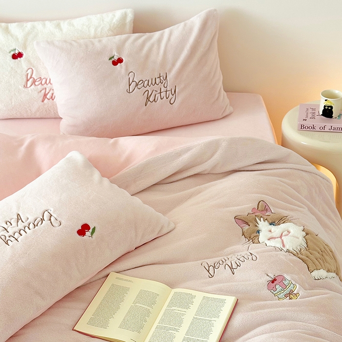 91家纺网 家纺一手货源 找家纺 乐坊 2025新款300g高克重兔绒卡通贴布绣牛奶绒四件套冬季加厚保暖 萌宠猫咪粉