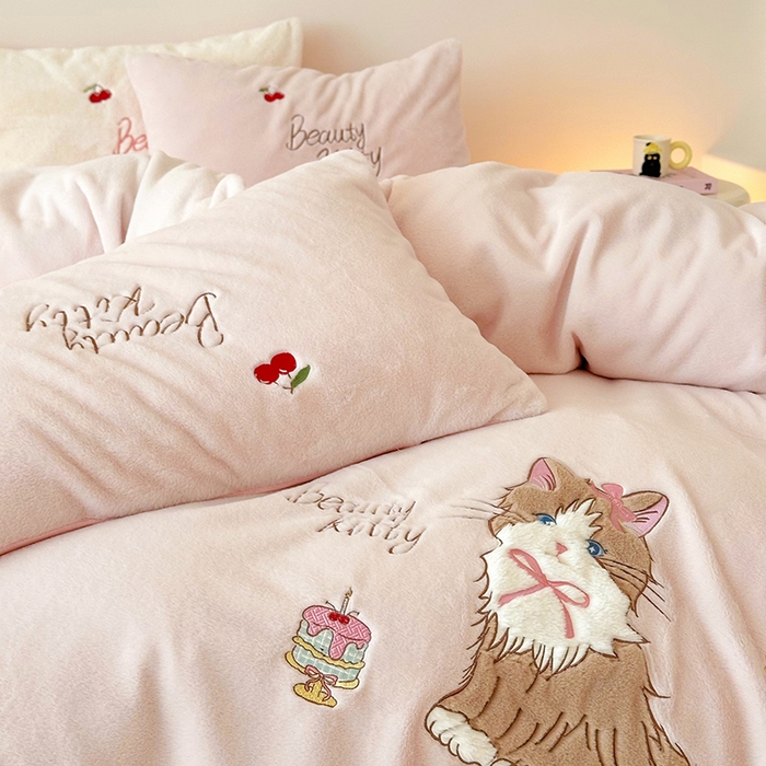 91家纺网 家纺一手货源 找家纺 乐坊 2025新款300g高克重兔绒卡通贴布绣牛奶绒四件套冬季加厚保暖 萌宠猫咪粉