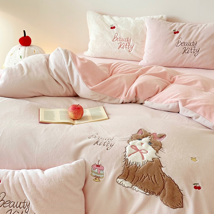 91家纺网 家纺一手货源 找家纺 乐坊 2025新款300g高克重兔绒卡通贴布绣牛奶绒四件套冬季加厚保暖 萌宠猫咪粉