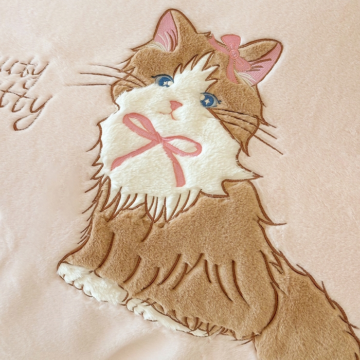 91家纺网 家纺一手货源 找家纺 乐坊 2025新款300g高克重兔绒卡通贴布绣牛奶绒四件套冬季加厚保暖 萌宠猫咪粉