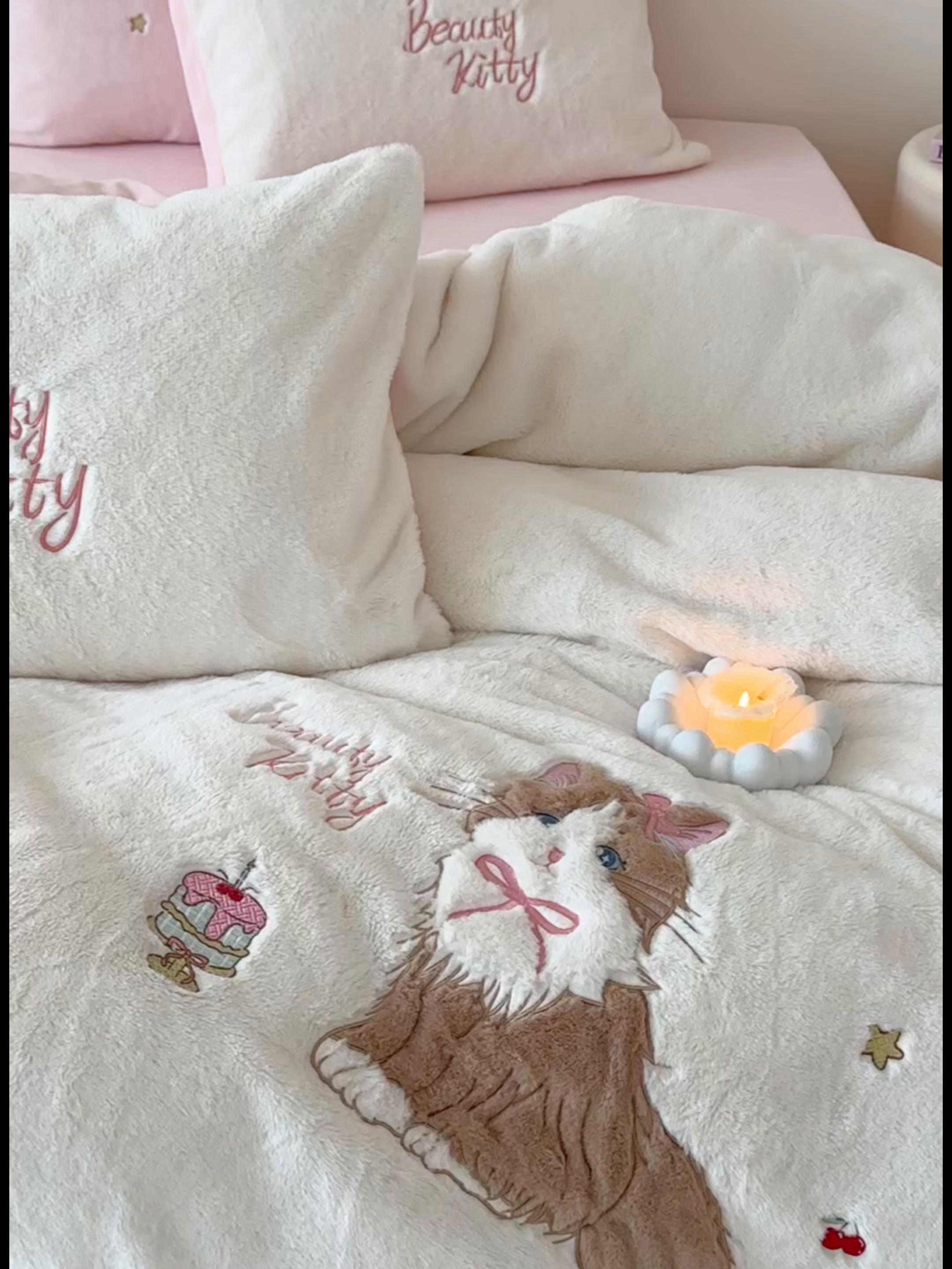 91家纺网 家纺一手货源 找家纺 （总）乐坊 2025新款300g高克重兔绒卡通贴布绣牛奶绒四件套冬季加厚保暖