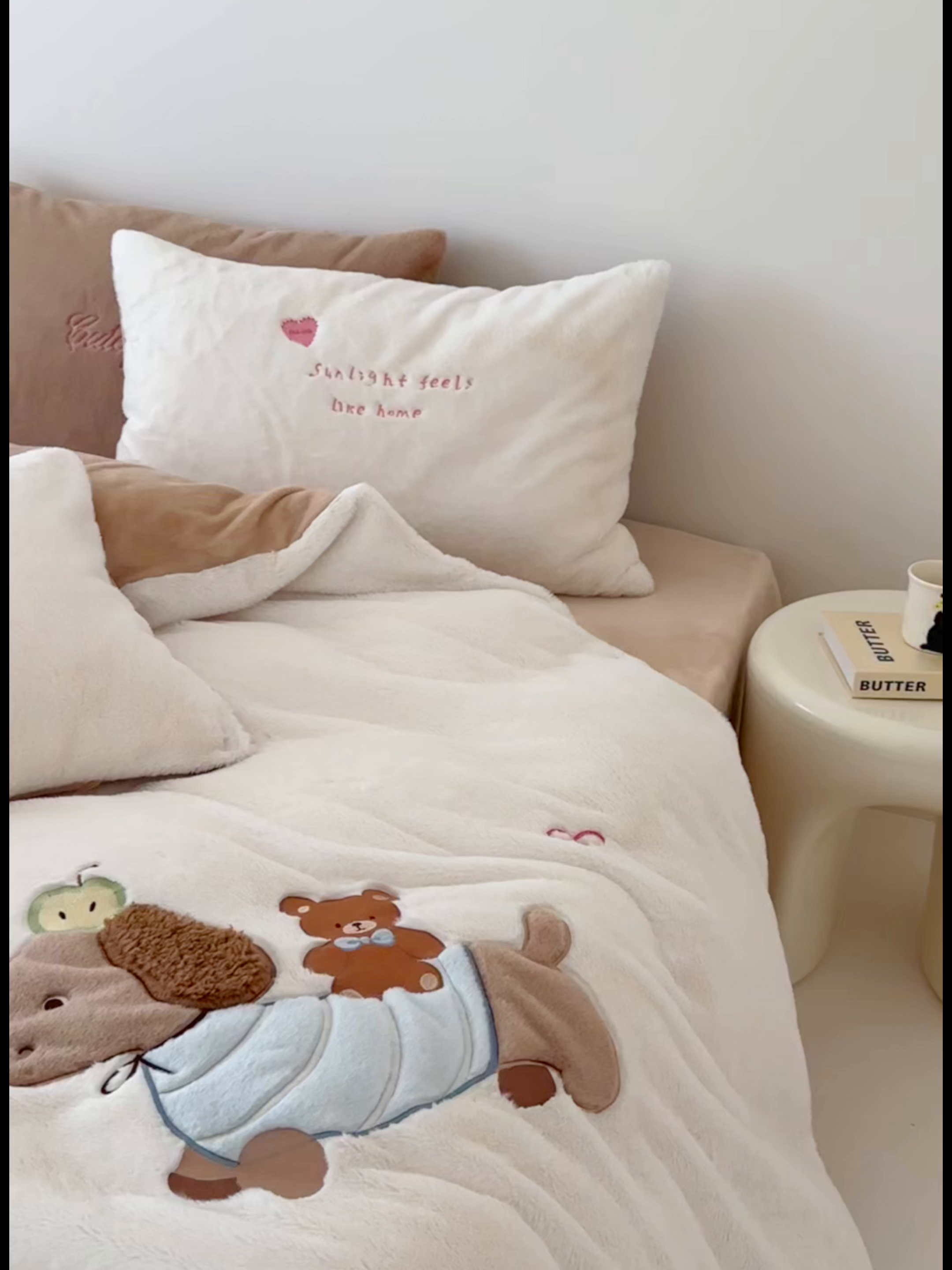 91家纺网 家纺一手货源 找家纺 乐坊 2025新款300g高克重兔绒卡通贴布绣牛奶绒四件套冬季加厚保暖 熊熊腊肠狗