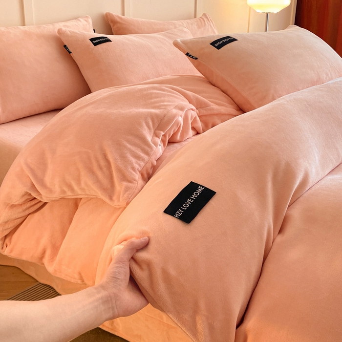 91家纺网 家纺一手货源 找家纺 鸿织源家纺 2025新款贴标系列牛奶绒四件套 粉玉