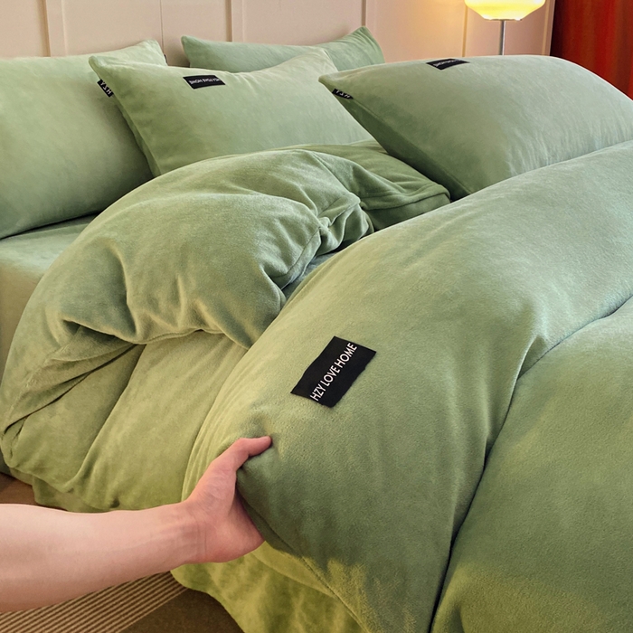 91家纺网 家纺一手货源 找家纺 鸿织源家纺 2025新款贴标系列牛奶绒四件套 果绿