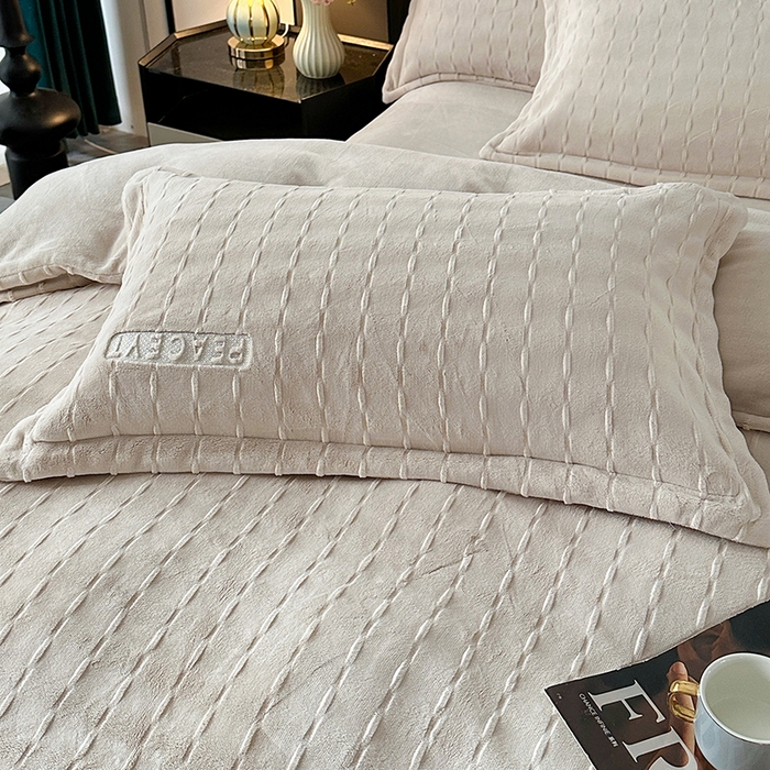 91家纺网 家纺一手货源 找家纺 （总）乐坊 2025新款全消光雕花绒牛奶绒刺绣四件套-甜梦