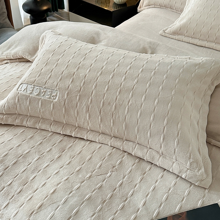 91家纺网 家纺一手货源 找家纺 乐坊 2025新款全消光雕花绒牛奶绒刺绣四件套-甜梦 甜梦-奶白