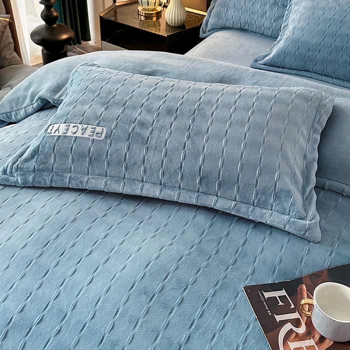 91家纺网 家纺一手货源 找家纺 乐坊 2025新款全消光雕花绒牛奶绒刺绣四件套-甜梦 甜梦-蓝色