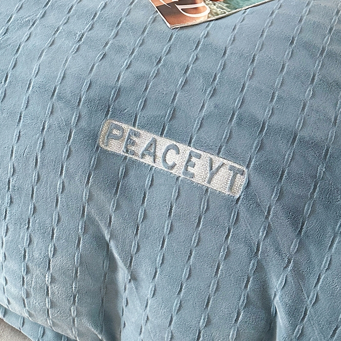 91家纺网 家纺一手货源 找家纺 乐坊 2025新款全消光雕花绒牛奶绒刺绣四件套-甜梦 甜梦-蓝色