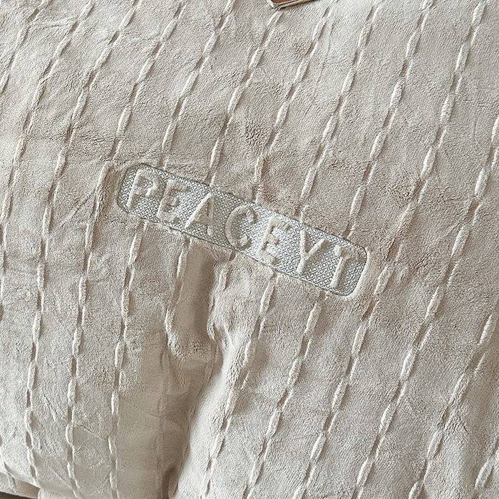 91家纺网 家纺一手货源 找家纺 （总）乐坊 2025新款全消光雕花绒牛奶绒刺绣四件套-甜梦