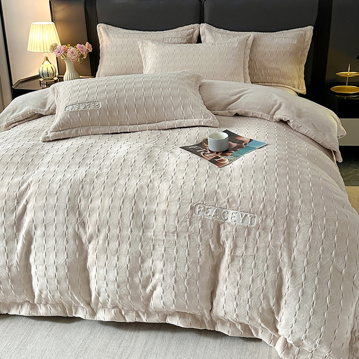 91家纺网 家纺一手货源 找家纺 乐坊 2025新款全消光雕花绒牛奶绒刺绣四件套-甜梦 甜梦-奶白