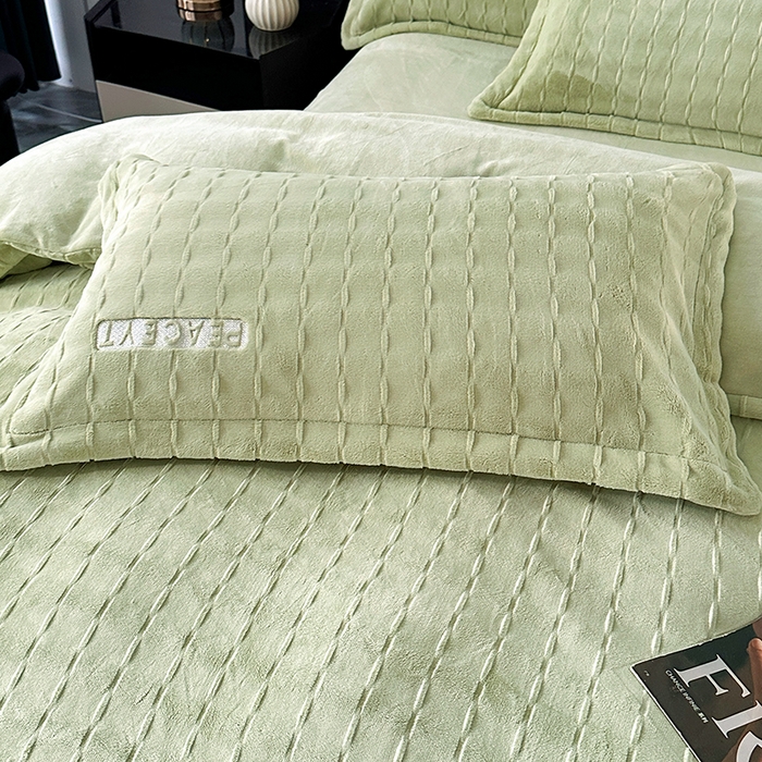 91家纺网 家纺一手货源 找家纺 乐坊 2025新款全消光雕花绒牛奶绒刺绣四件套-甜梦 甜梦-豆绿