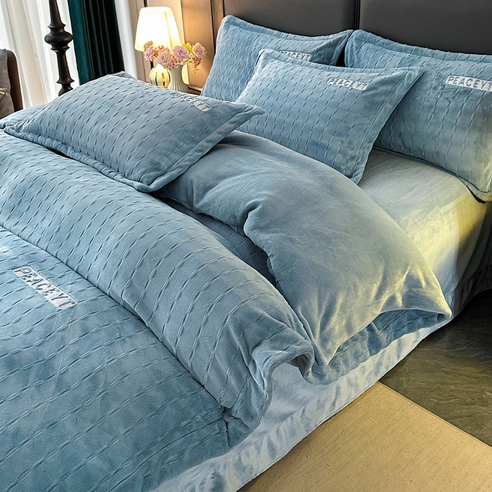 91家纺网 家纺一手货源 找家纺 乐坊 2025新款全消光雕花绒牛奶绒刺绣四件套-甜梦 甜梦-蓝色