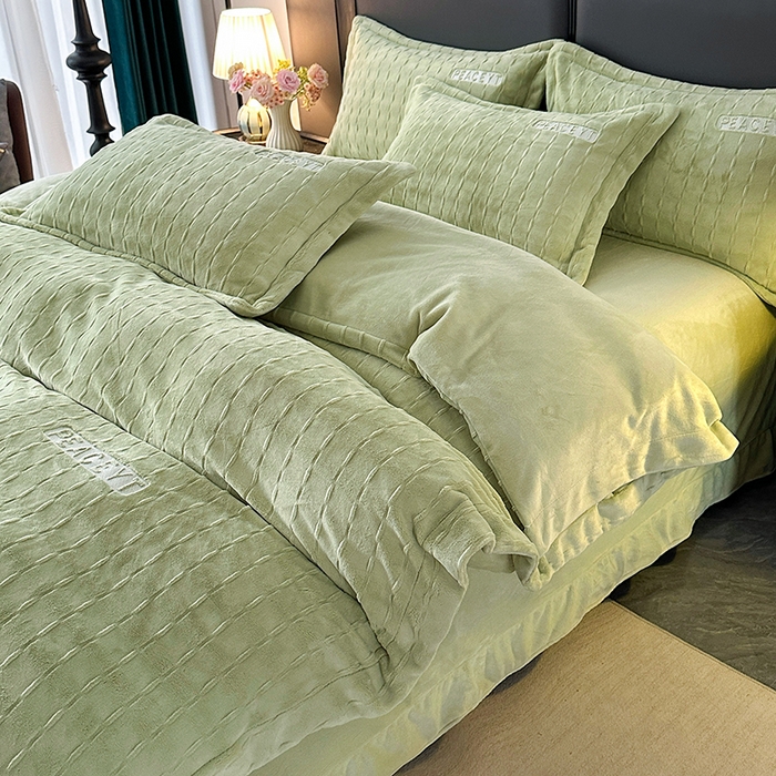 91家纺网 家纺一手货源 找家纺 乐坊 2025新款全消光雕花绒牛奶绒刺绣四件套-甜梦 甜梦-豆绿