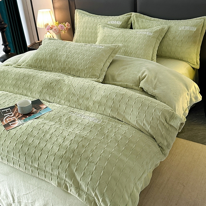 91家纺网 家纺一手货源 找家纺 乐坊 2025新款全消光雕花绒牛奶绒刺绣四件套-甜梦 甜梦-豆绿