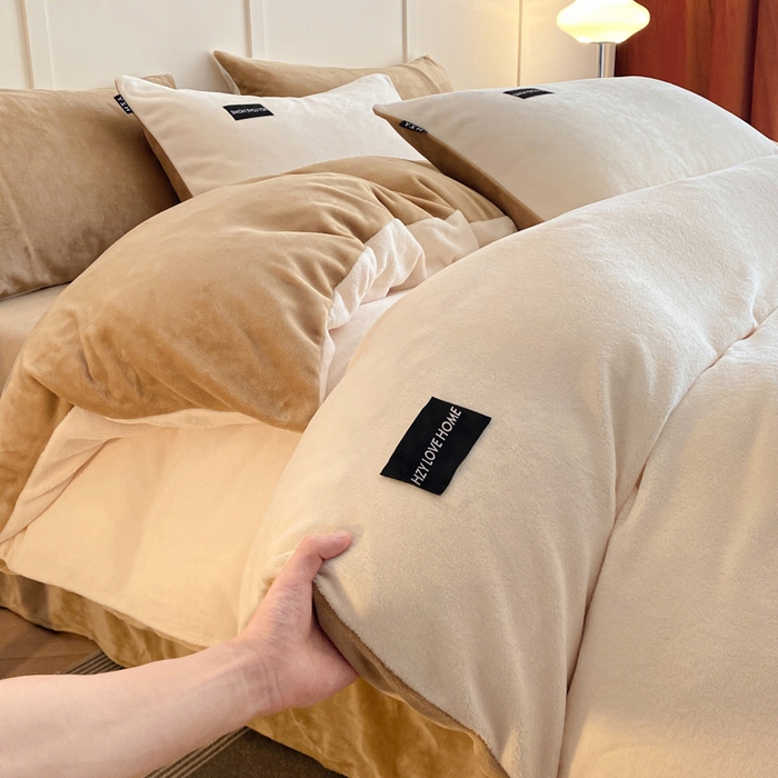 91家纺网 家纺一手货源 找家纺 鸿织源家纺 2025新款贴标系列牛奶绒四件套 奶白+奶咖