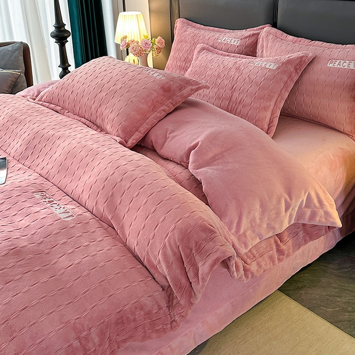 91家纺网 家纺一手货源 找家纺 乐坊 2025新款全消光雕花绒牛奶绒刺绣四件套-甜梦 甜梦-豆沙